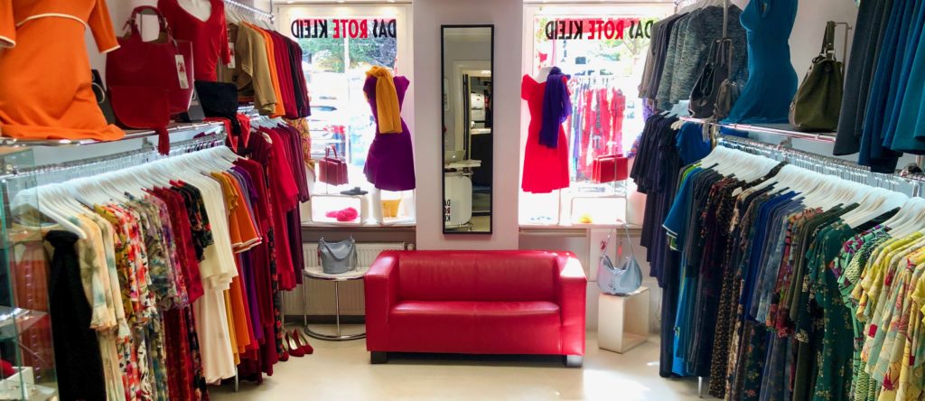 Laden-Panorama mit rotem Sofa - Kleider kaufen Berlin Boutique